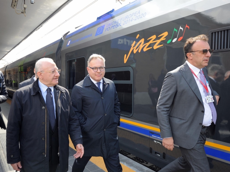 Trasporti, consegnati due nuovi treni Jazz per la tratta Caserta-Napoli. De Luca: Entro luglio altri sette convogli