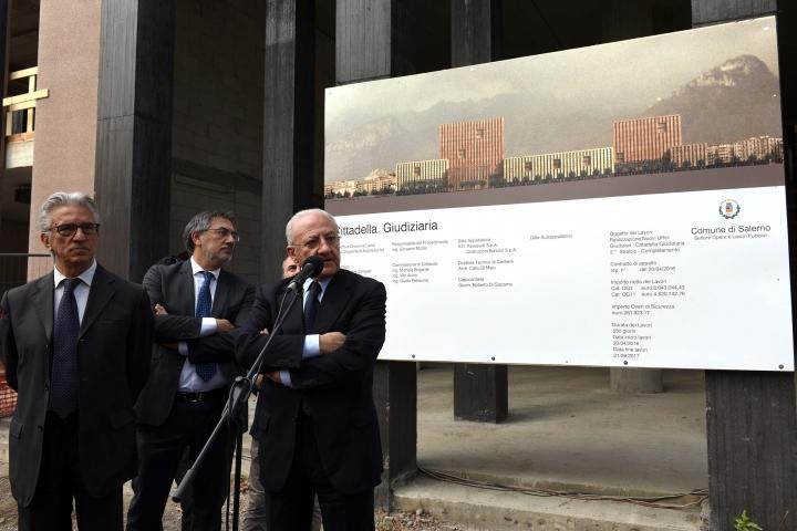 De Luca presiede la cerimonia di consegna dei lavori per il completamento degli edifici D, E ed F della Cittadella Giudiziaria di Salerno