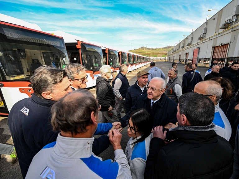 TRASPORTO, 1.500 NUOVI AUTOBUS SULLE STRADE DELLA CAMPANIA: A FLUMERI LA CONSEGNA DI ALTRI 63 MEZZI