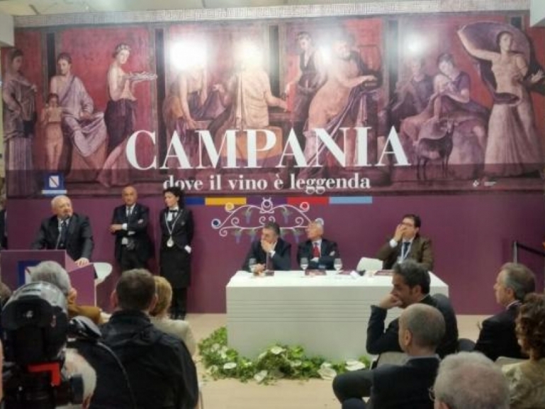 Vinitaly, il presidente De Luca inaugura il padiglione campano