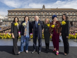 IL PRESIDENTE DE LUCA AL FLASH MOB "BELLA COSÌ" IN PIAZZA DEL PLEBISCITO