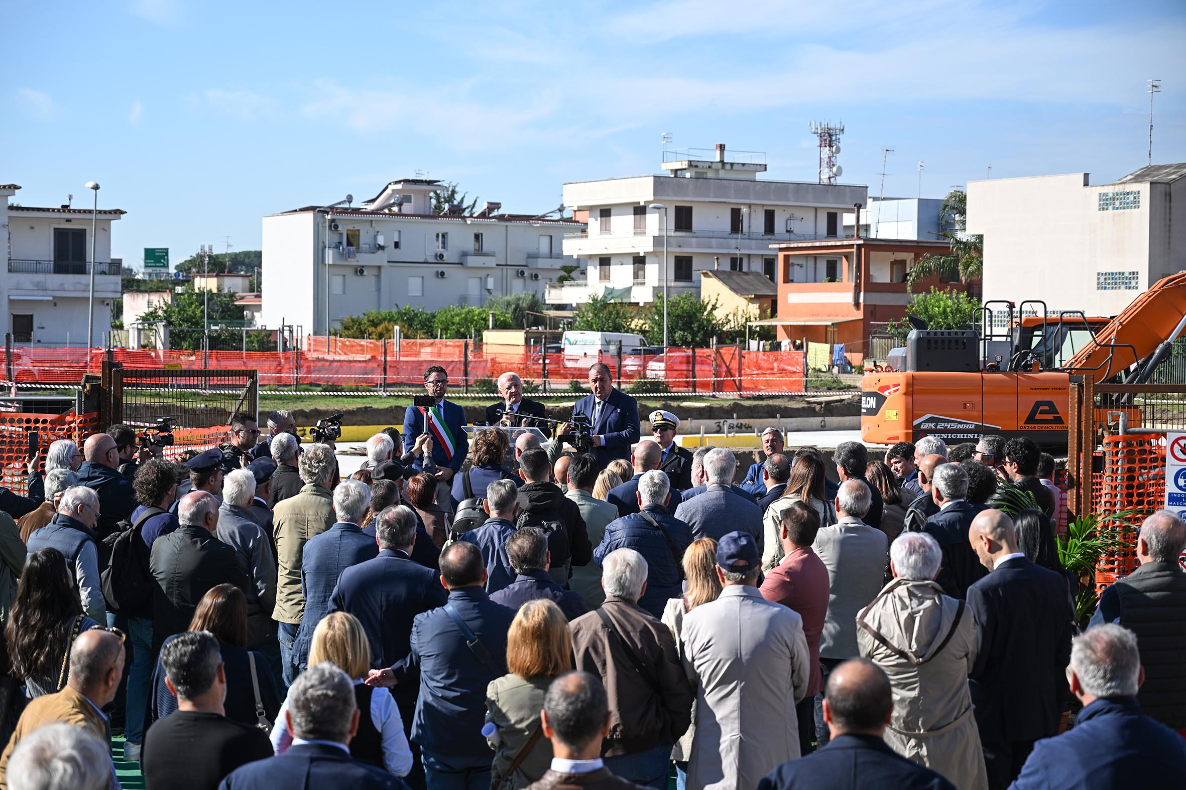 de_luca-cantiere_casa_comunit_pomigliano