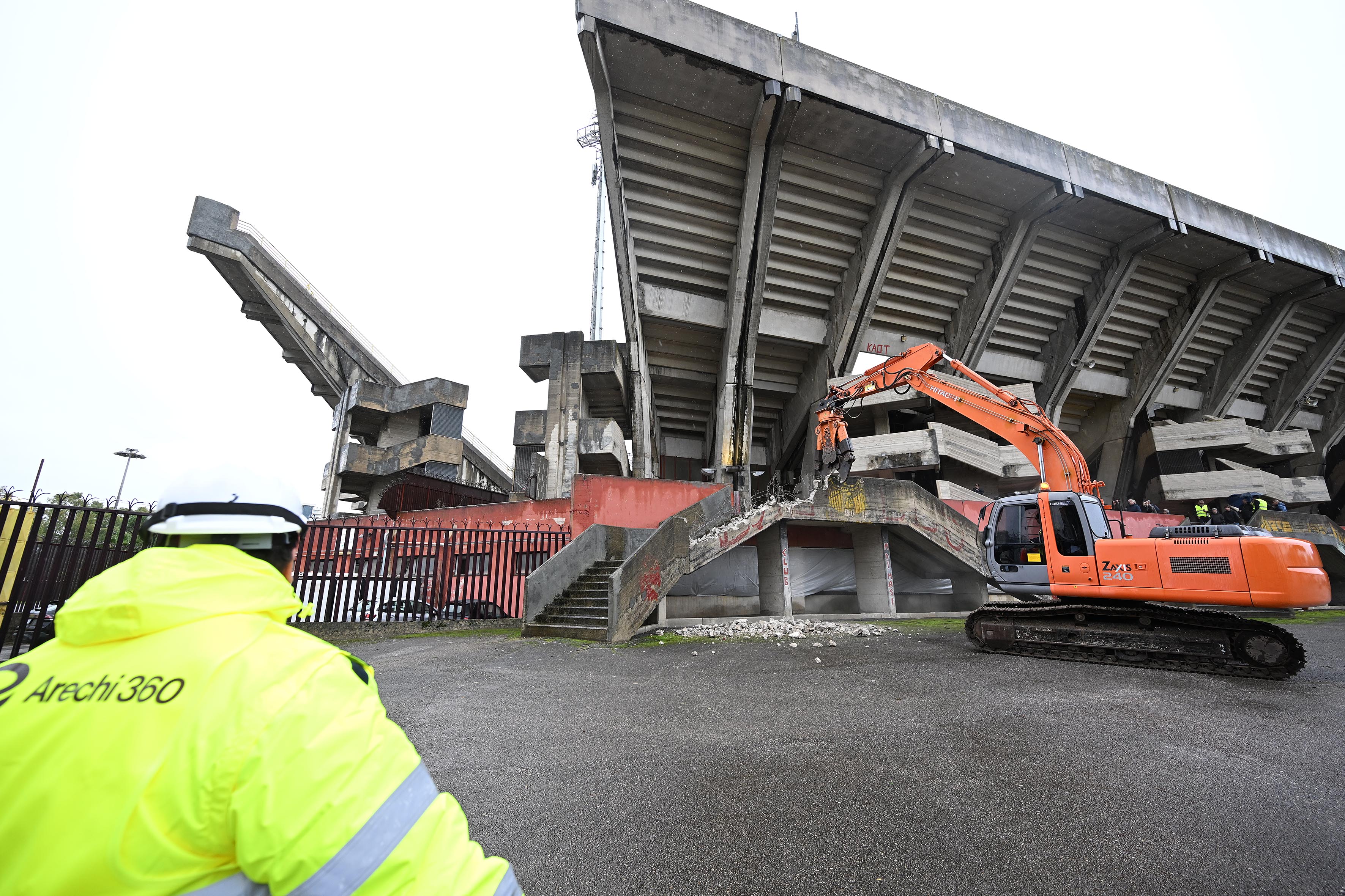 21/11/2025 - Avvio demolizioni per il rifacimento dello stadio Arechi