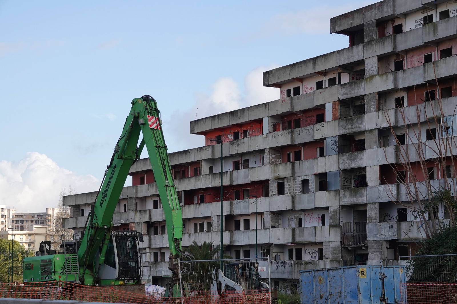 fico all'abbattimento della vela rossa di Scampia