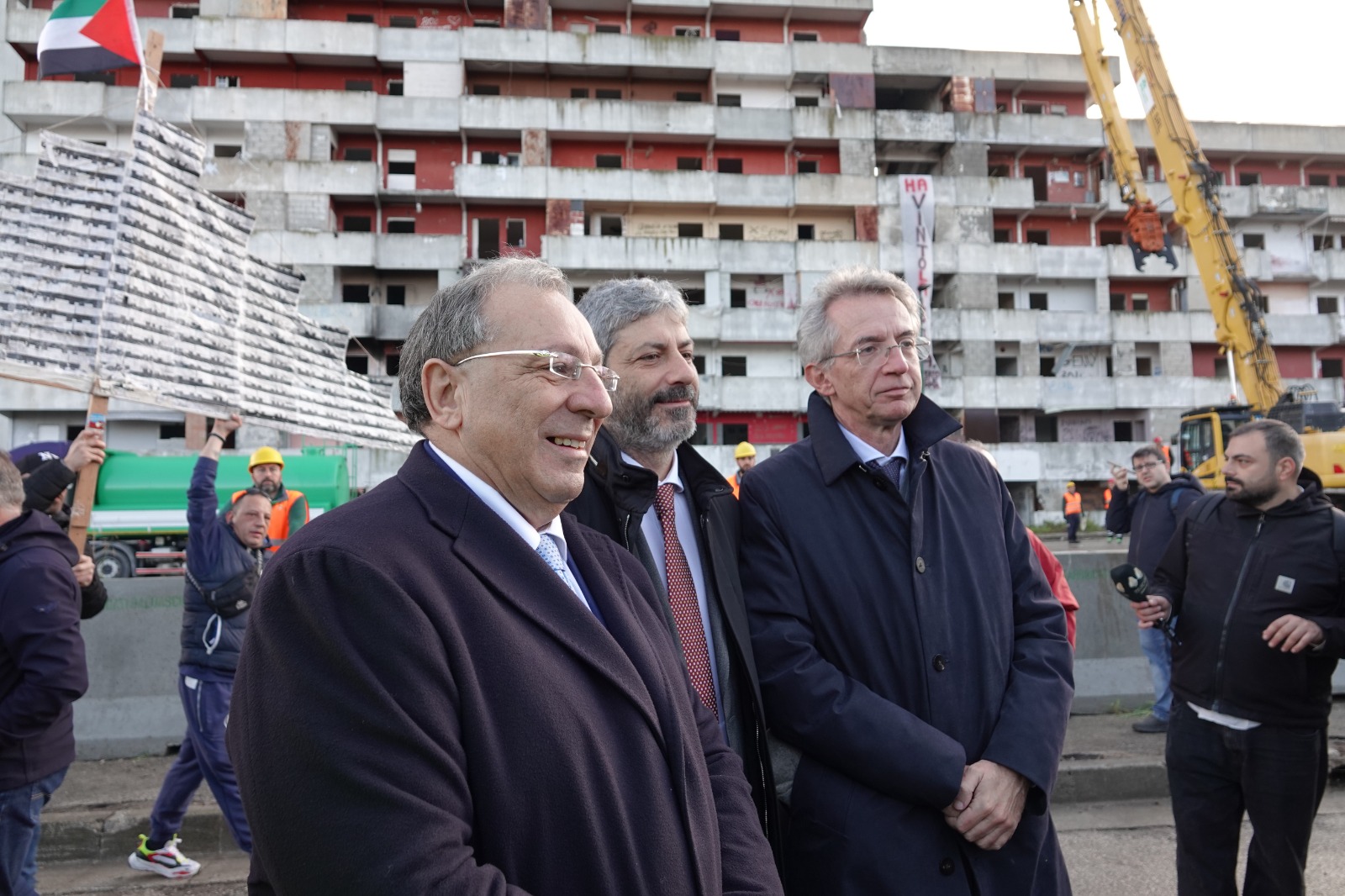 fico all'abbattimento della vela rossa di Scampia