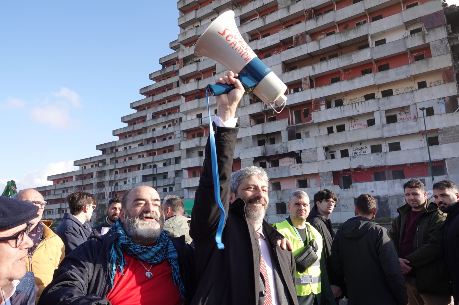 fico all'abbattimento della vela rossa di Scampia