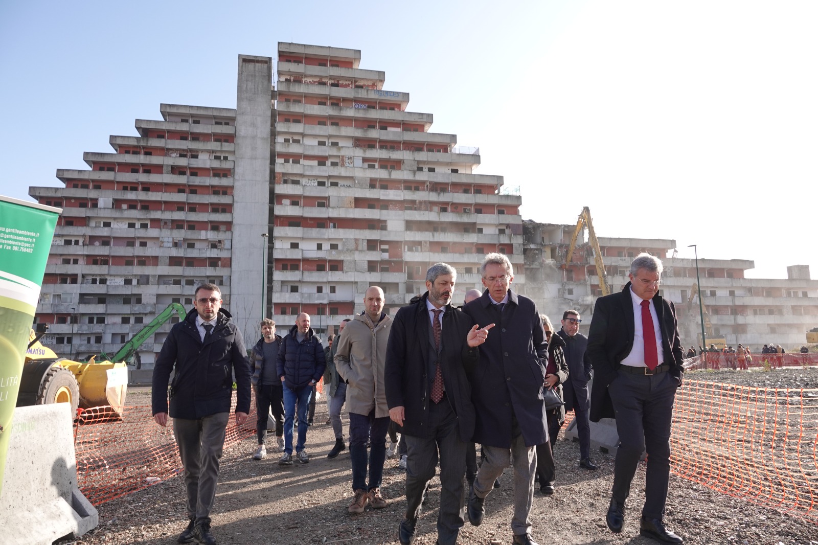 fico all'abbattimento della vela rossa di Scampia