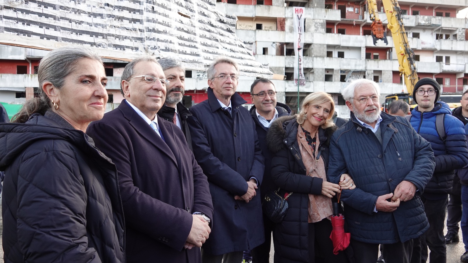 fico all'abbattimento della vela rossa di Scampia