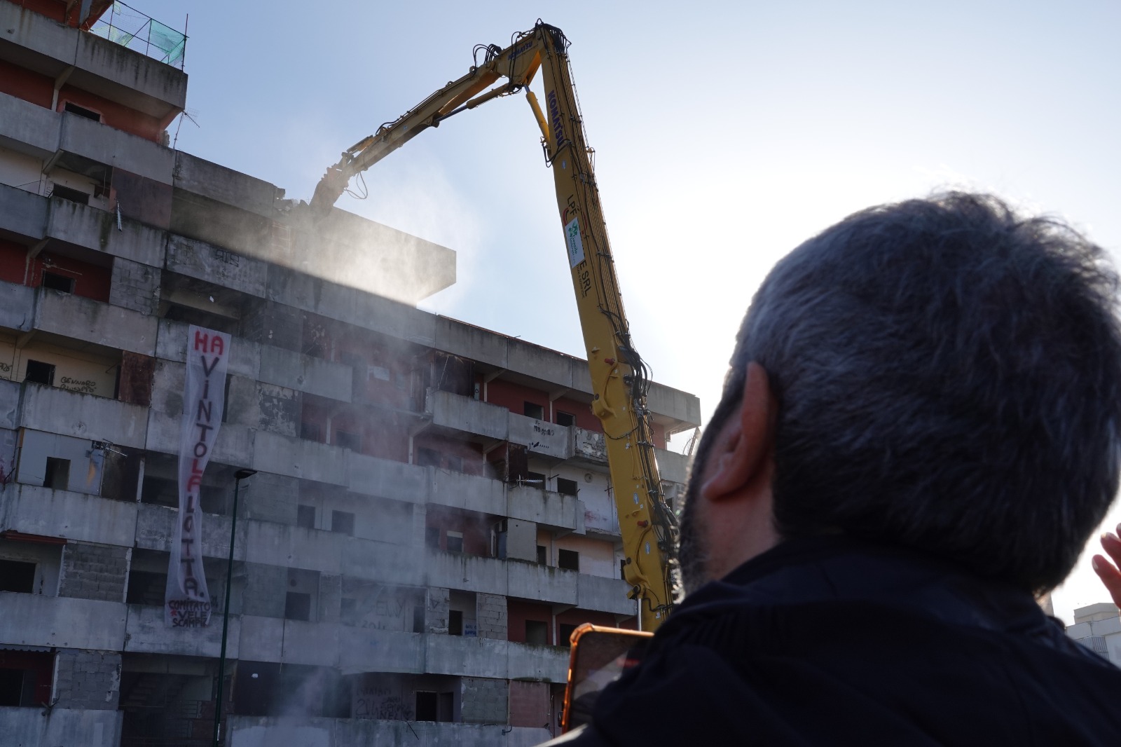 fico all'abbattimento della vela rossa di Scampia
