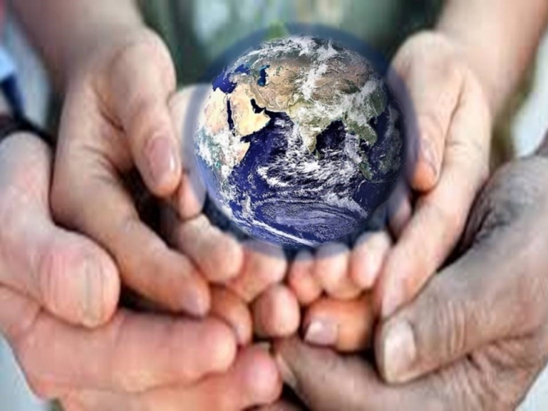 Mani che sorreggono il mondo