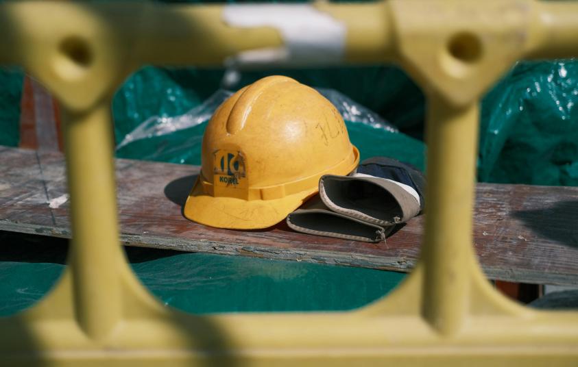 lavoro, casco e guanti di sicurezza
