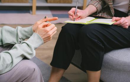 salute mentale, dettaglio mani psicologa e paziente