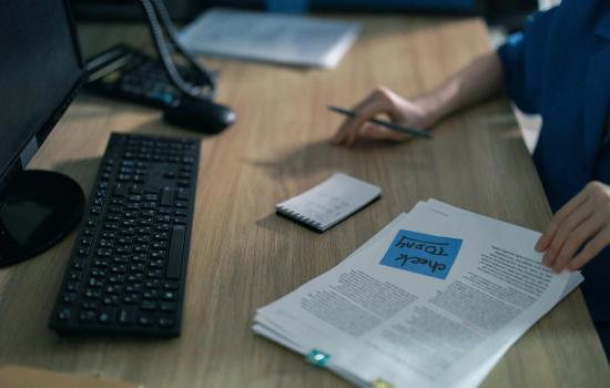 lavoro, foto generica, dettaglio scrivania con tastiera e mani